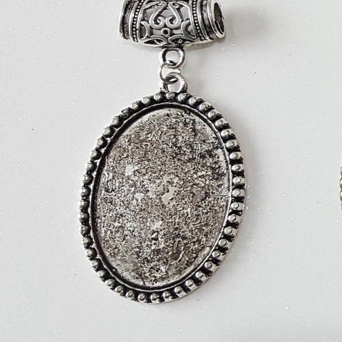 1 grand pendentif support cabochon ovale avec bélière décor perles en métal argenté 34x66mm