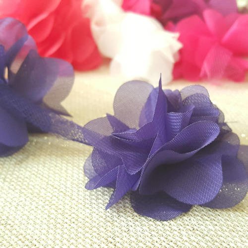 Une très belle fleur en chiffon bleu - 6cm de diamètre - pour coller coudre ou collier