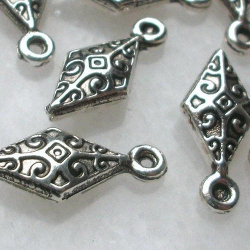 5 perles breloque pendentif pointe losange en métal argenté avec motif tribale17x8mm 