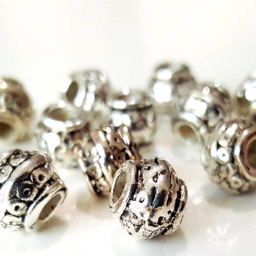 15 perles ronde 8mm avec motif en métal argenté 