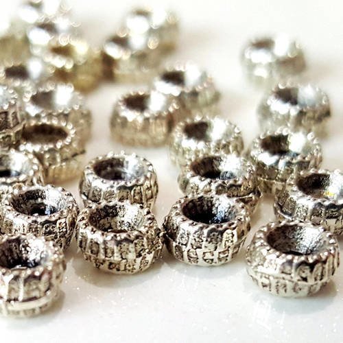 60 perles ronde 4,5mm avec motif en métal argenté 