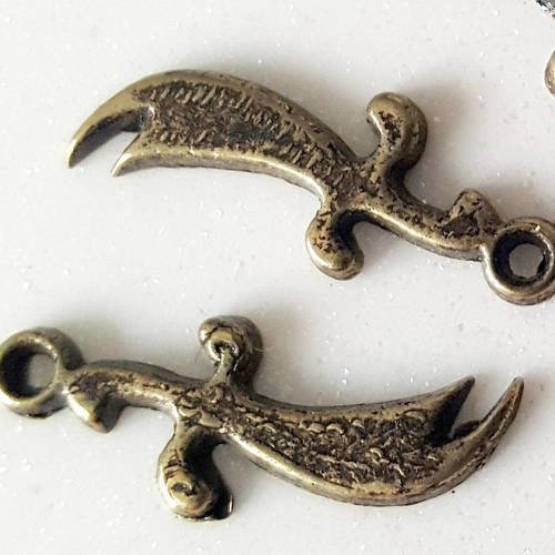 15 perles breloque pendentif épée en métal bronzé 15mm 