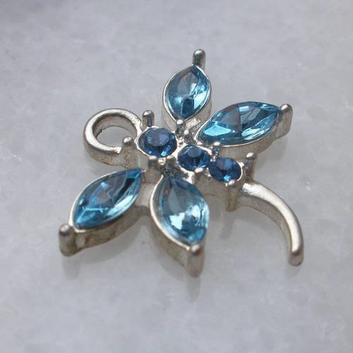 1 perle breloque pendentif libellule argenté et strass de couleur bleu a26