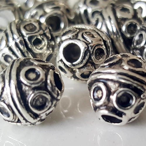 4 perles ronde 9mm avec motif en métal argenté 