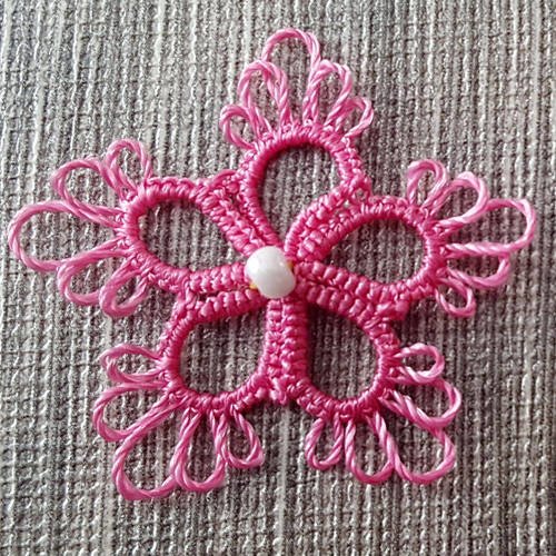 Fleur rose 3cm en dentelle frivolité à la navette (oya) avec perle rocaille fait main pour décoration couture 