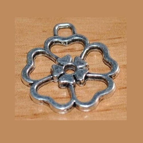 1 pendentif breloque fleur trèfle en métal argenté argent tibétain 24x27mm 
