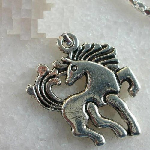 1 pendentif breloque poney chevelure en métal argenté argent tibétain 25mm 