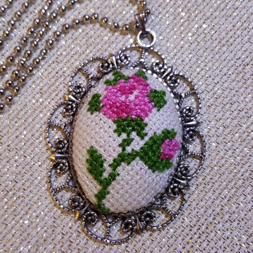 Un collier billes avec un grand pendentif en métal argenté broderie aïda canevas fleur rose brodé main sur
