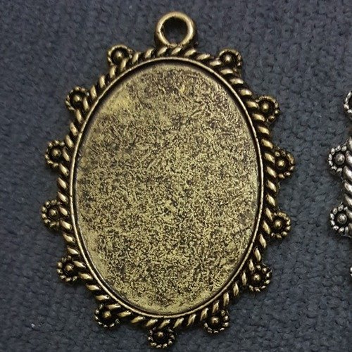 1 grand pendentif support cabochon ovale décor fleurs en métal bronzé 4,6cm