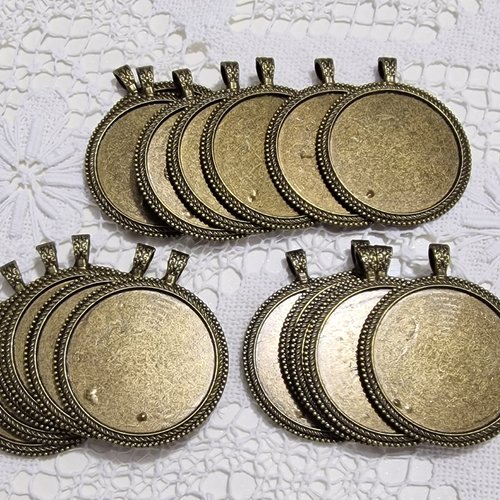 18 grand pendentif (avec petit default) support cabochon rond bronzé 6cm t36