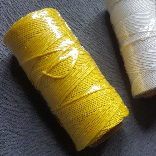 100 mètres de fil de nylon tressé jaune de 0,6mm de diamètre pour créations shamballa