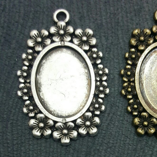 1 pendentif support cabochon ovale décor fleurs en métal argenté 4,7cm argent antique t73
