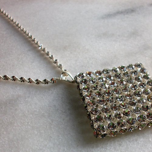 Collier chaîne torsadé en métal argenté avec pendentif incrusté de strass transparent bijoux femme pour offrir ou se faire plaisir b34