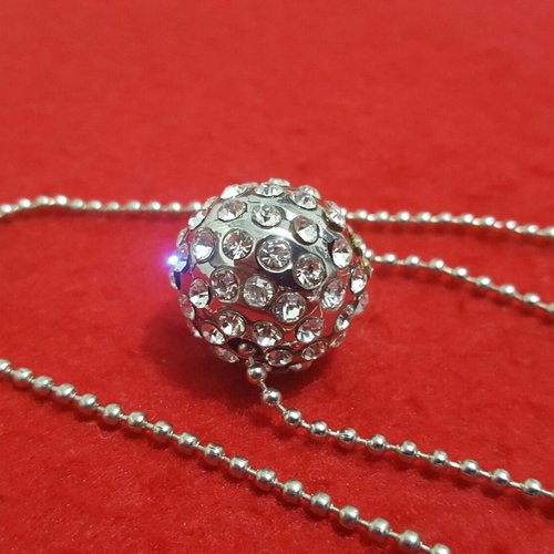 Collier chaîne en métal argenté avec pendentif sphère incrusté de strass bijoux femme pour offrir ou se faire plaisir b34