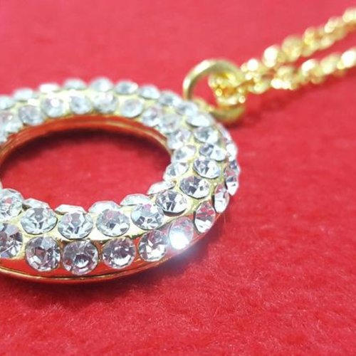Grand collier chaîne à maille doré 66cm avec pendentifs cercle en strass cristal brillant