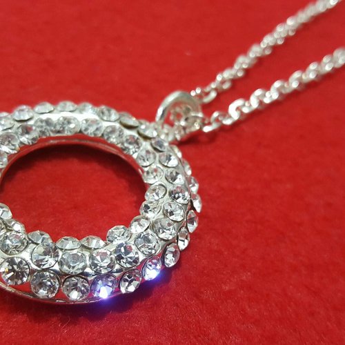 Grand collier chaîne à maille 66cm avec pendentifs cercle en strass cristal brillant