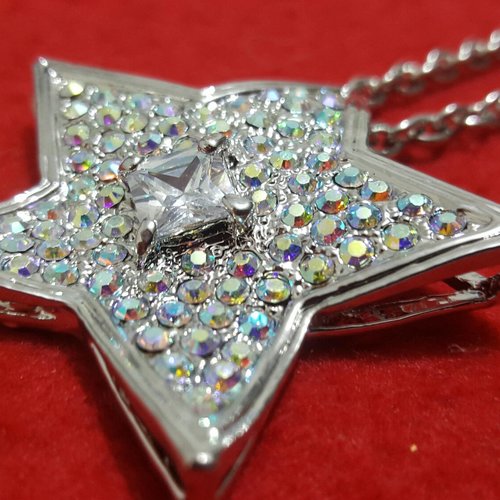 Grand collier chaîne à maille avec pendentif étoile en strass cristal ab brillant
