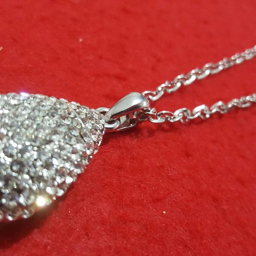 Grand collier chaîne à maille 68cm avec pendentif goutte en strass cristal brillant b34