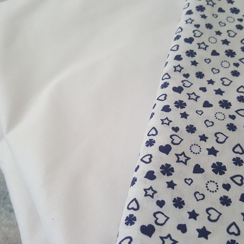 Coupon tissu 100% coton popeline motifs coeur étoile trèfle bleu marine 1m x 1,80m pour 45 masques de protection
