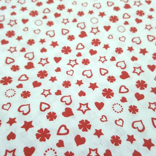 Coupon tissu 100% coton popeline motifs coeur étoile trèfle rouge 1m x 1,80m pour 45 masques de protection