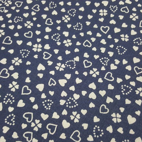 Coupon tissu bleu marine 100% coton popeline motifs coeur étoile trèfle 1m x 1,80m pour 45 masques de protection