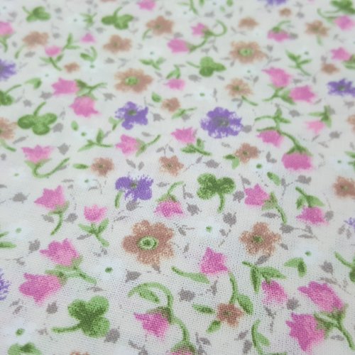 Coupon tissu blanc cassé 100% coton popeline déco motifs mini fleurs campanule rose violet marron vert 1m x 1,80m