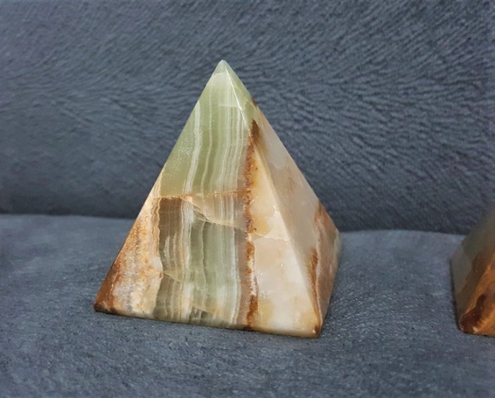 Pyramide en pierre naturelle onyx lithothérapie feng shui 140g 5