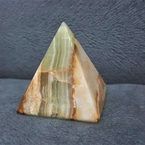 Pyramide en pierre naturelle onyx lithothérapie feng shui 140g 5 cm  b39