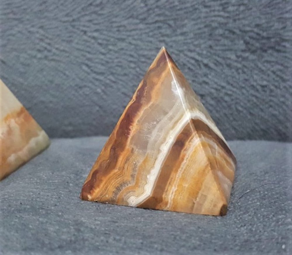 Pyramide en pierre naturelle onyx lithothérapie feng shui 52g 3,7