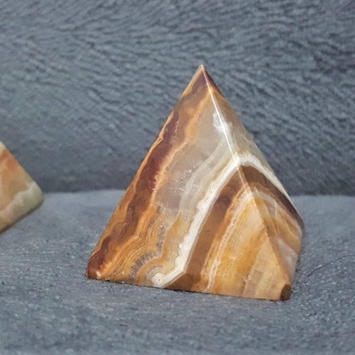Pyramide en pierre naturelle onyx lithothérapie feng shui 52g 3,7 cm  b39