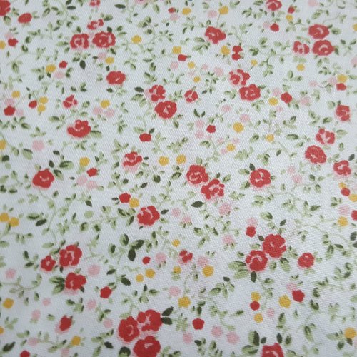 Coupon tissu 100% coton popeline déco motifs mini fleurs roses rouge et jaune 1m x 1,80m pour 45 masques de protection