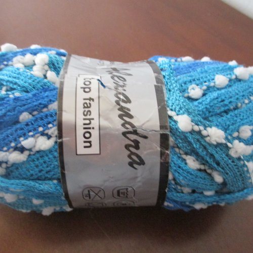 Pelote de fil layette à tricoter