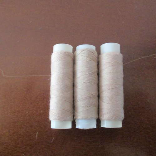 3 bobines de fils à coudre