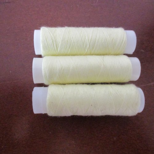 3 bobines de fils à coudre