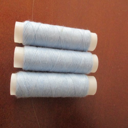 3 bobines de fils à coudre