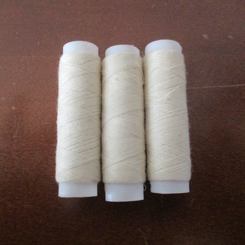 3 bobines de fils à coudre