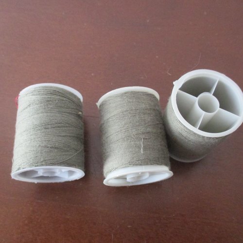 3 bobines de fils à coudre