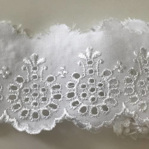 Broderie anglaise en dentelle 4,5   cm en largeur couleur blanc 