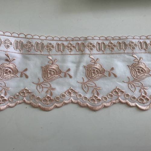 Dentelle de broderie anglaise 9,5 cm en largeur couleur saumon 