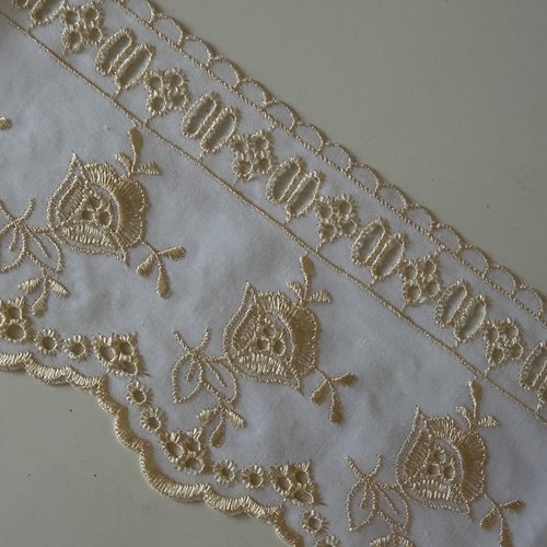 Dentelle de broderie anglaise 9,5 cm en largeur couleur jaune et blanc