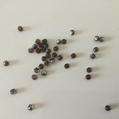 Perle en cristal 4 mm a facette un peu ovale et  brille sur les côtés 