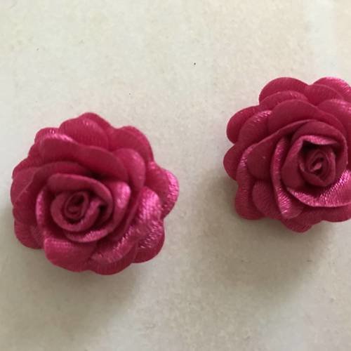 Fleur a relief 3 cm de diametre rose fushia a coller 