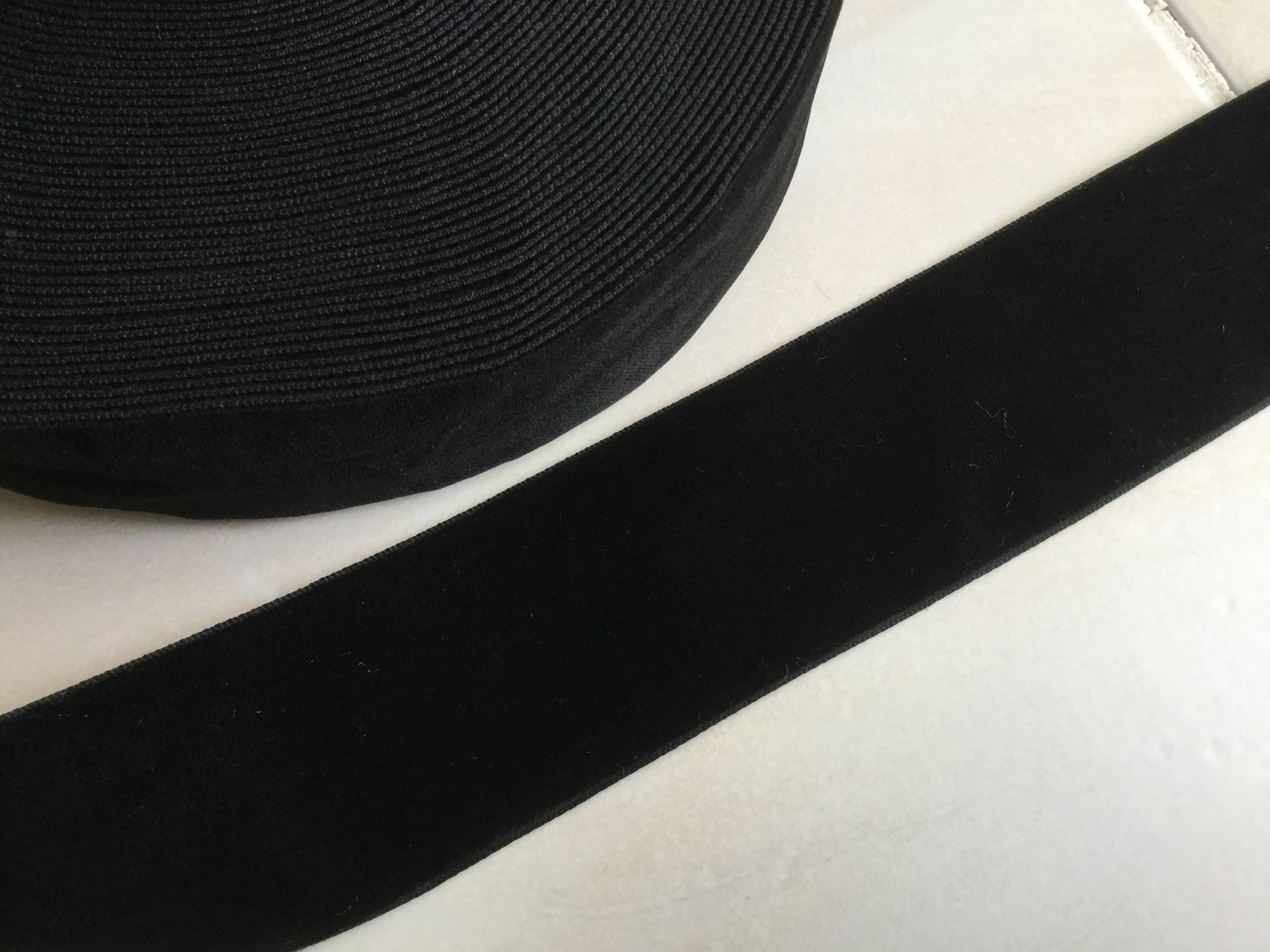 Ruban velours noir tres large 4 cm en largeur environ - Un grand