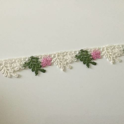 Ruban dentelle 2 cm en largeur couleur ecru vert et rose 