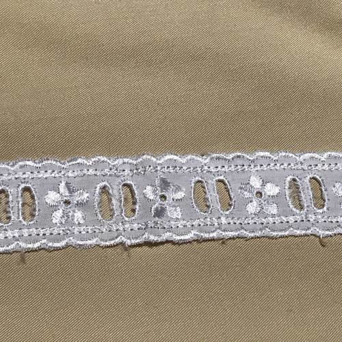 Passe ruban en broderie anglaise de 2,5 cm en largeur blanche 