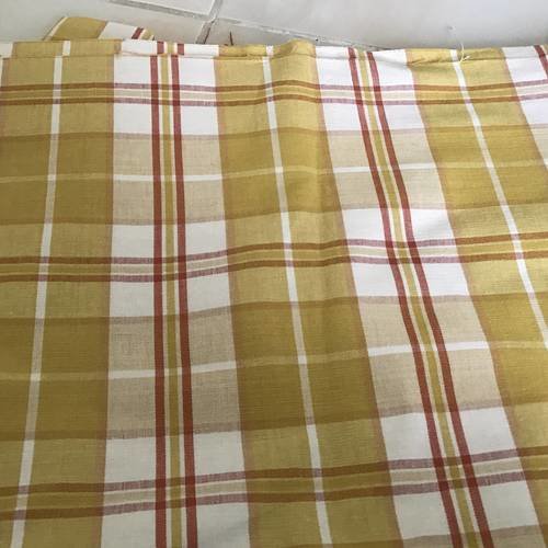 Tissus en coupon de 300*140 cm assez epais couleur jaune qui va vert le vert 