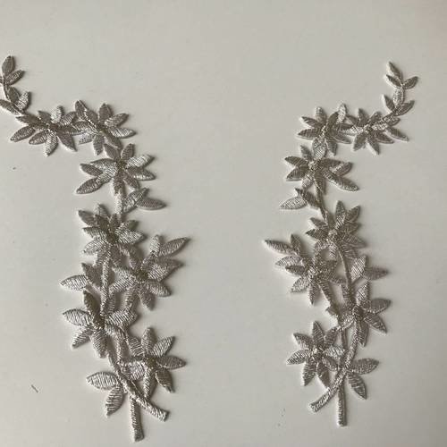 Applique a repasser  argentee de 11,5 *6 cm environ vendu par paire 