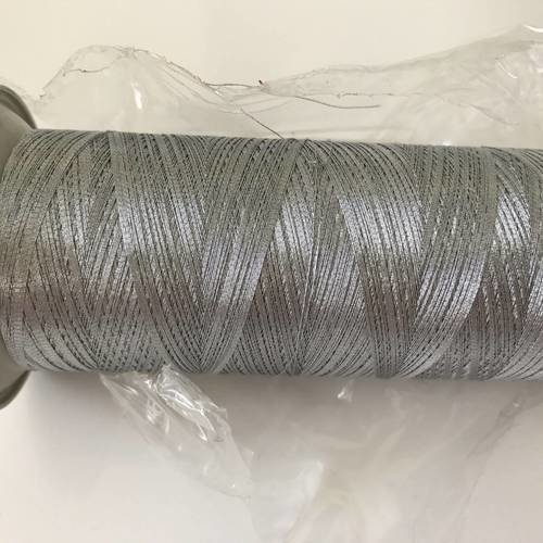 Fils argent  métallisé cône de 2000 m  pour machine à coudre