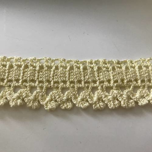 Dentelle tricoté a la main en fil de coton 3 cm de largeur couleur jaune 