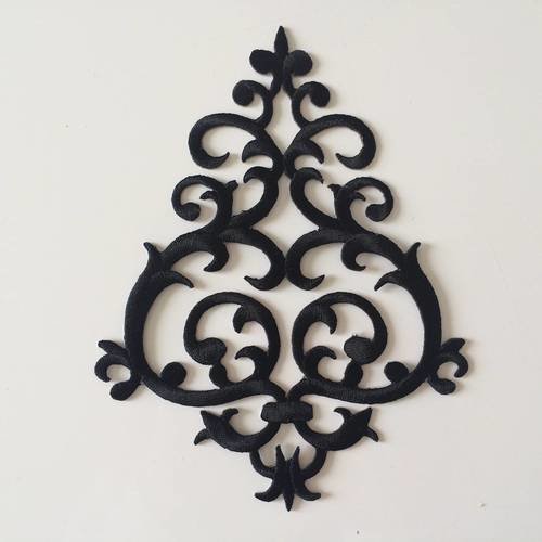 Applique noir brodé thermocollant 11*14 cm 